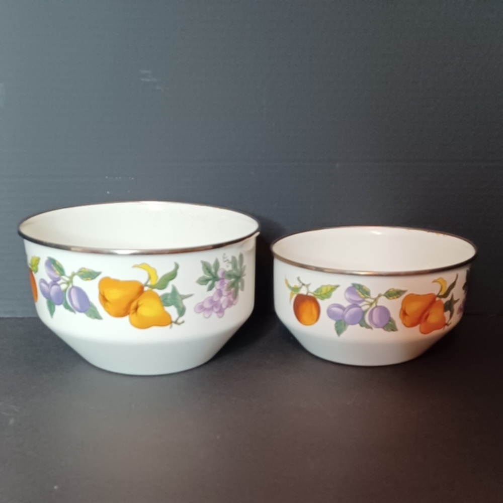 Pair 70s Essence Tabletops Unlimited Enamel Coated Metal Mixing Bowls
